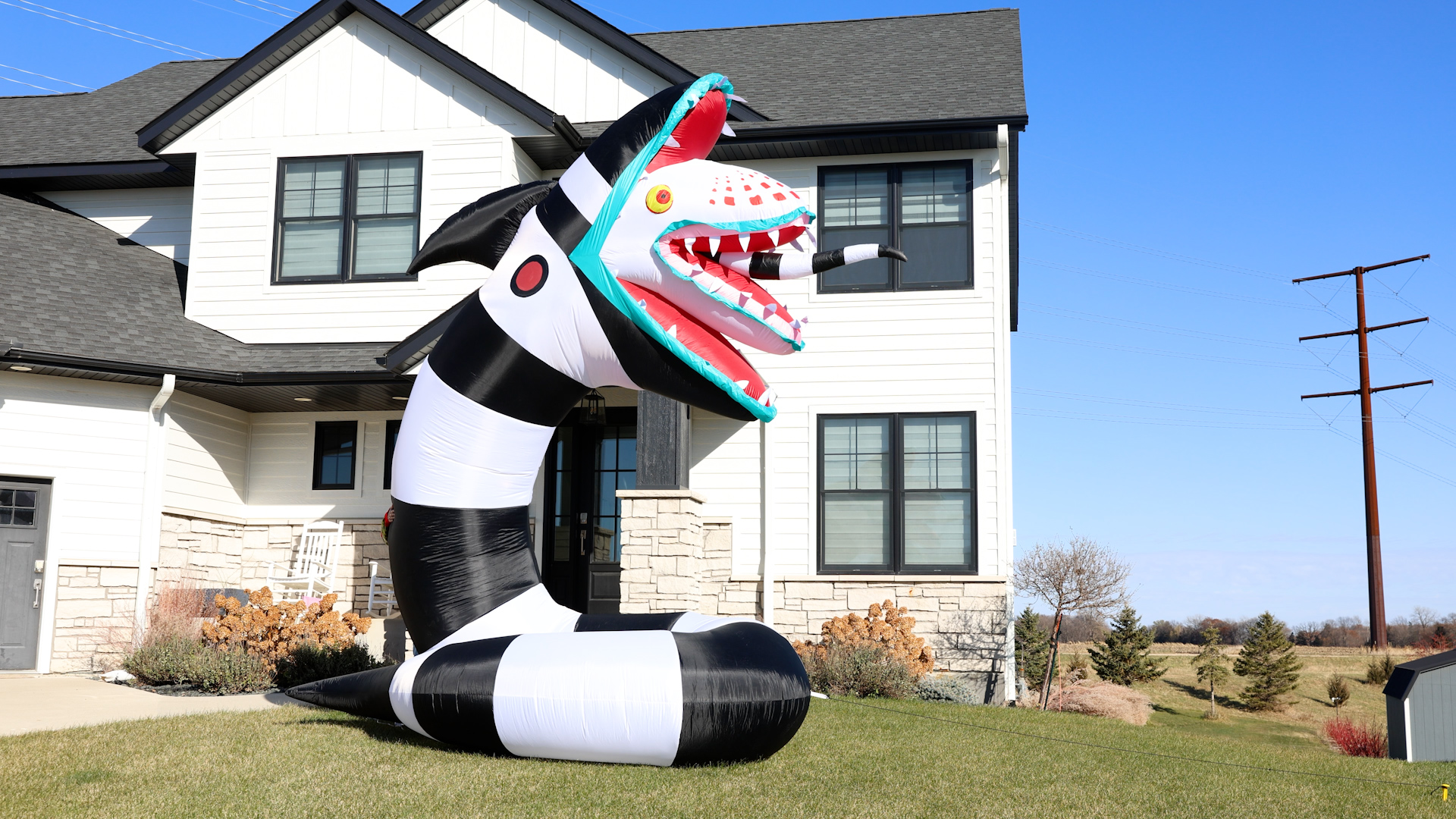 GEM554268 Beetlejuice Sandworm Colossal Inflatable